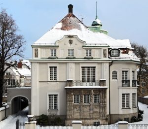 Villa in München-Bogenhausen. Denkmalschutz-Ausführung der Maler- und Lackiererarbeiten im Innen- und Außenbereich.