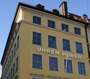 Renovierung der Denkmalschutz-Fassade eines Geschäftshauses in der Münchner Innenstadt.